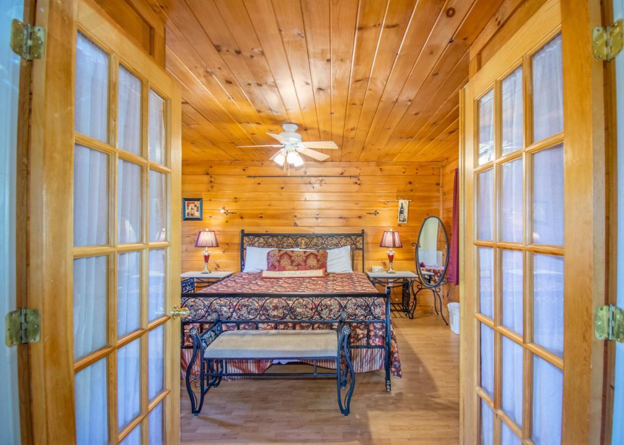 Ladybug Resort Romantic Cabin With Mountain Views, Game Room, Close To Dollywood Sevierville Exteriör bild