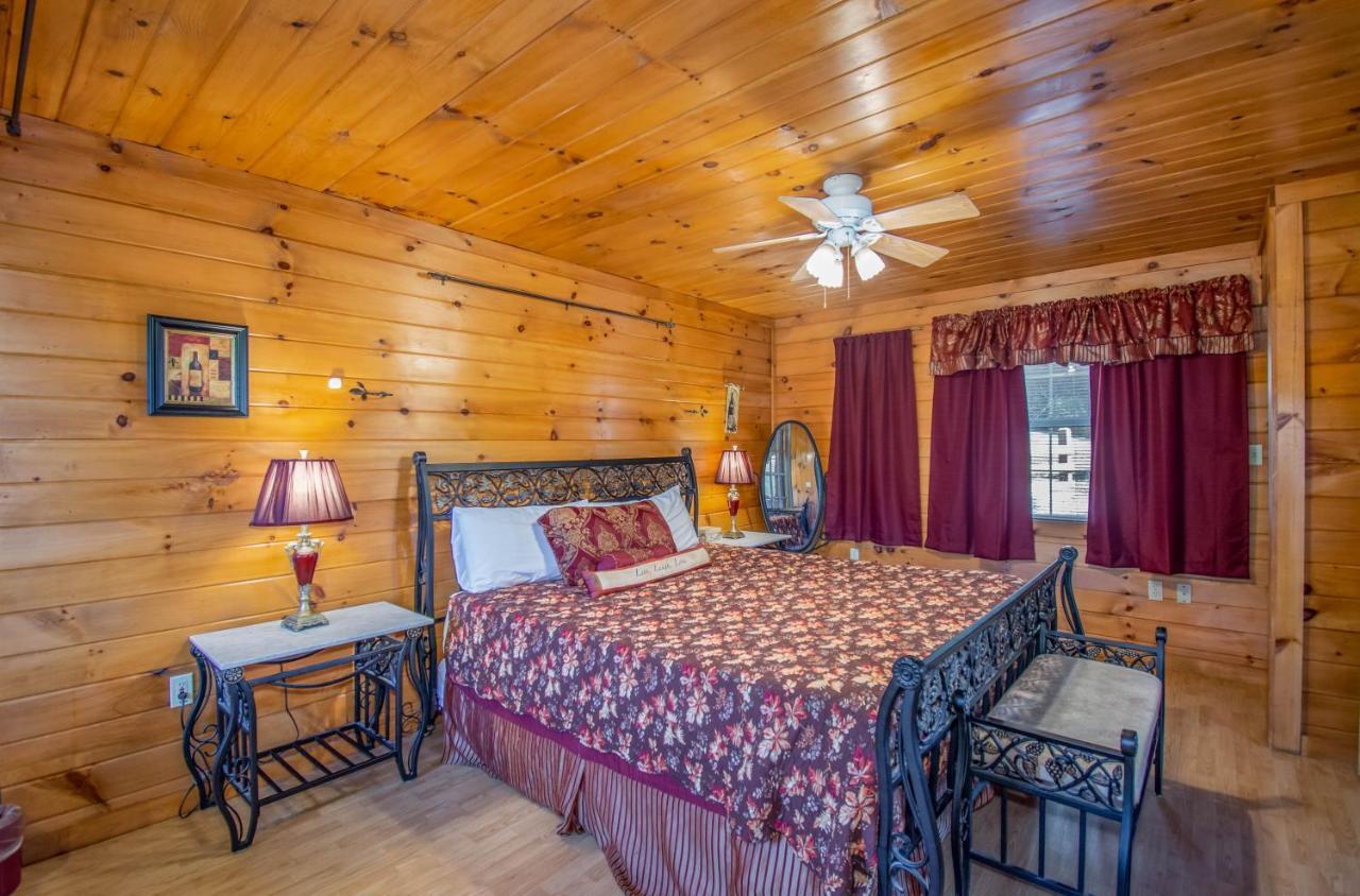 Ladybug Resort Romantic Cabin With Mountain Views, Game Room, Close To Dollywood Sevierville Exteriör bild