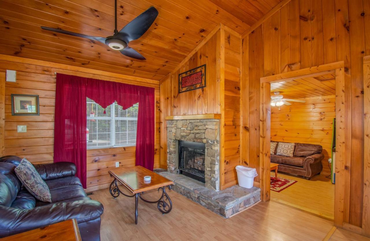 Ladybug Resort Romantic Cabin With Mountain Views, Game Room, Close To Dollywood Sevierville Exteriör bild