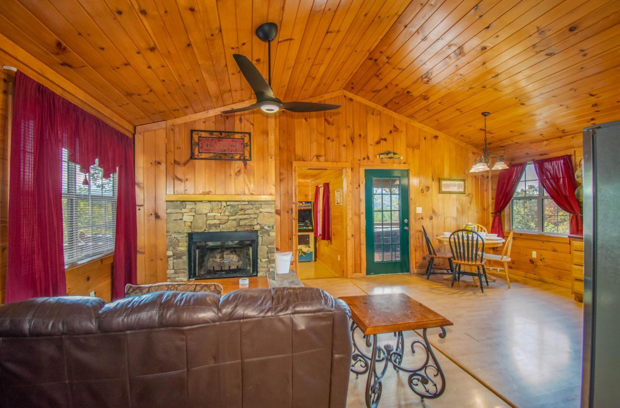 Ladybug Resort Romantic Cabin With Mountain Views, Game Room, Close To Dollywood Sevierville Exteriör bild