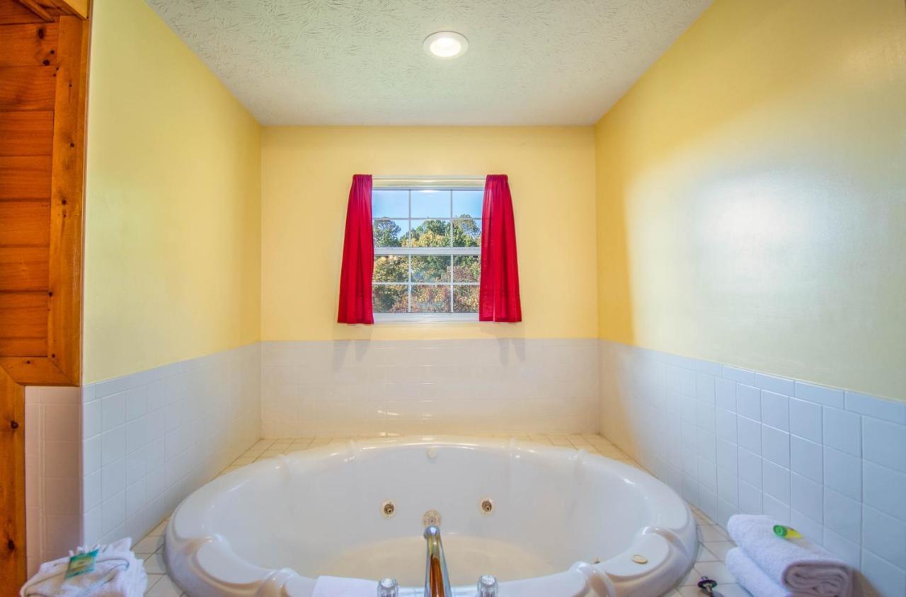 Ladybug Resort Romantic Cabin With Mountain Views, Game Room, Close To Dollywood Sevierville Exteriör bild