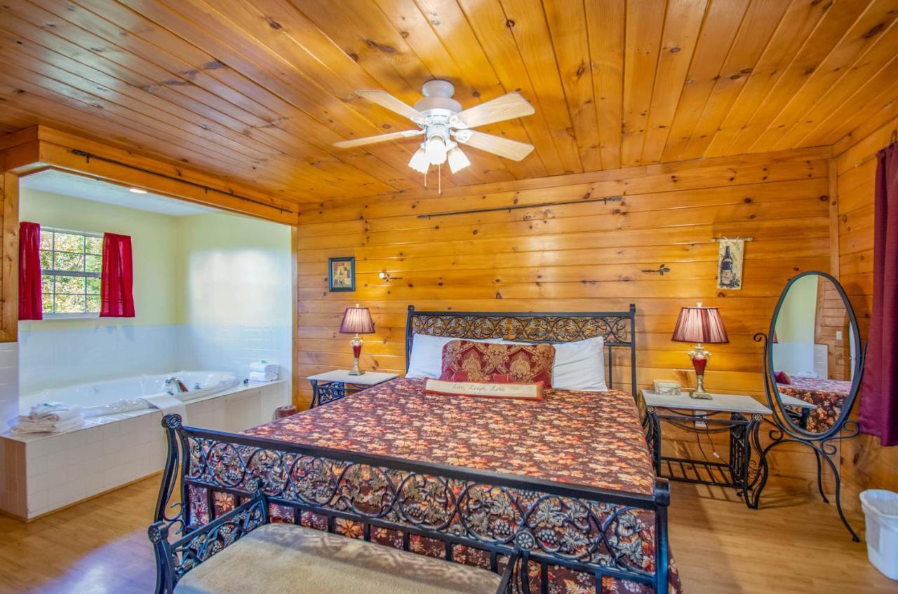 Ladybug Resort Romantic Cabin With Mountain Views, Game Room, Close To Dollywood Sevierville Exteriör bild