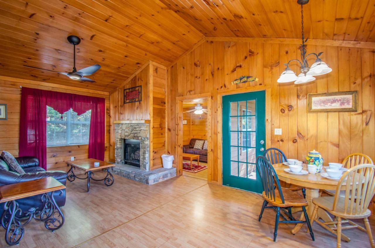 Ladybug Resort Romantic Cabin With Mountain Views, Game Room, Close To Dollywood Sevierville Exteriör bild